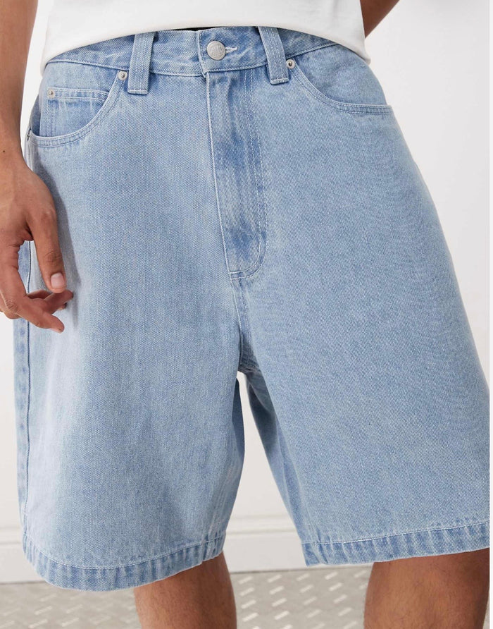 Santa Cruz big denim shorts in Lightwash Blue